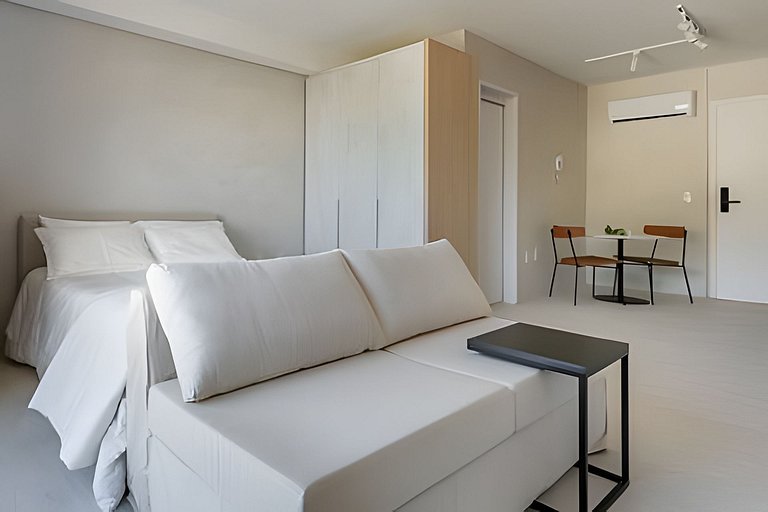 Studio novo e completo próximo a cafés e bares
