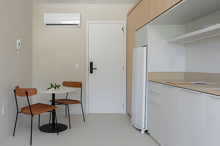 Studio novo e completo próximo a cafés e bares