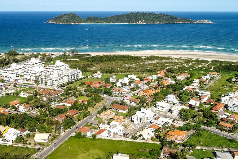 Contêiner no Rio Tavares, lugar calmo e tranquilo