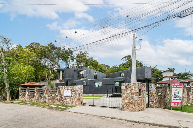 Condomínio de containers próximo à trilha do Morro do Lampiã
