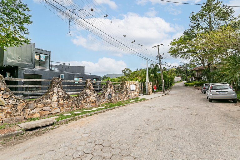 Contêiner no Rio Tavares, lugar calmo e tranquilo