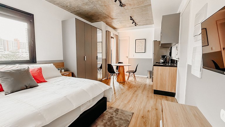 Studio recém inaugurado, com piscina e garagem