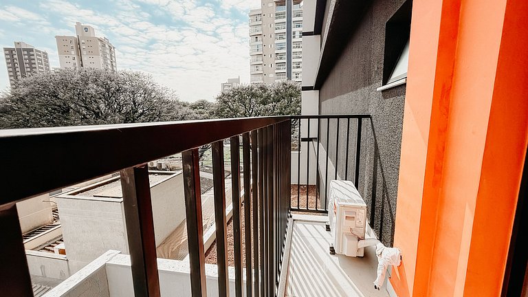 Studio recém inaugurado, com piscina e garagem