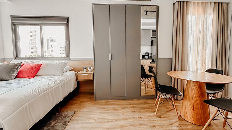 Studio recém inaugurado, com piscina e garagem