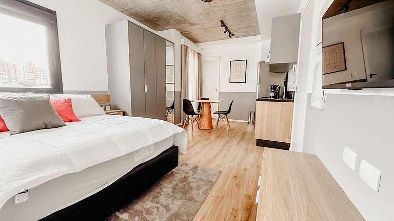 Studio recém inaugurado, com piscina e garagem