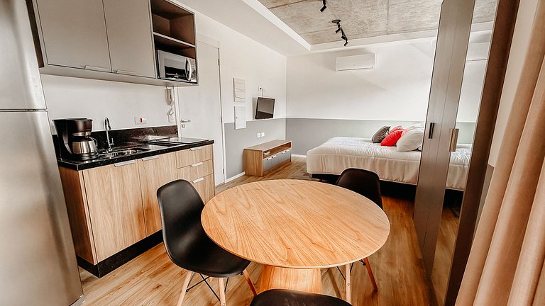 Studio recém inaugurado, com piscina e garagem