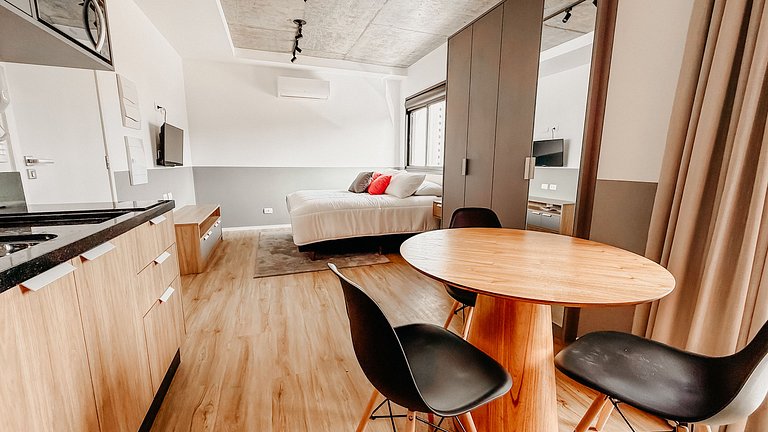 Studio recém inaugurado, com piscina e garagem