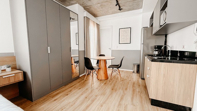 Studio recém inaugurado, com piscina e garagem