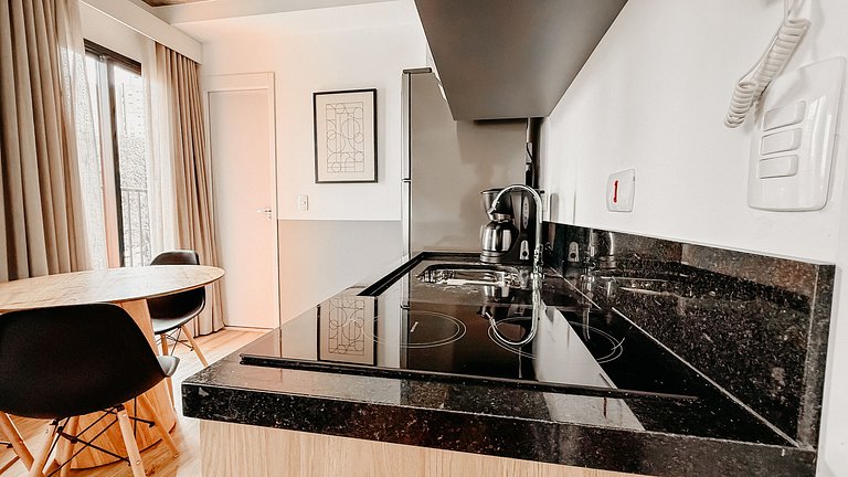 Studio recém inaugurado, com piscina e garagem