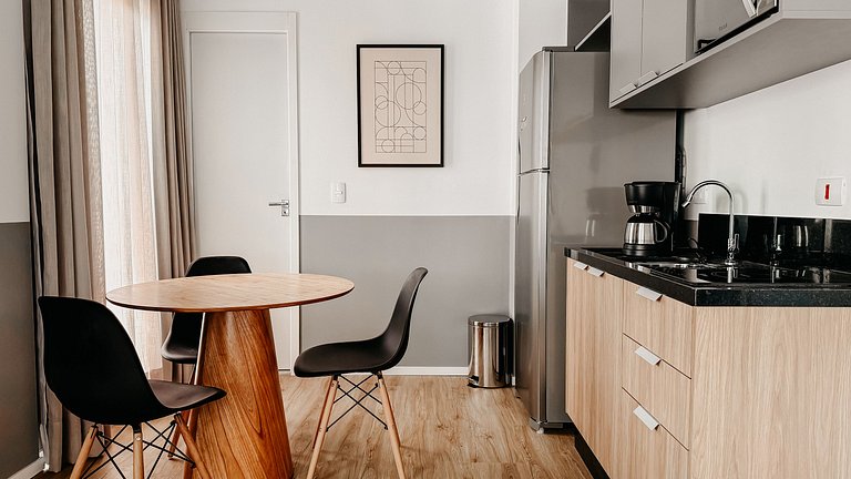 Studio recém inaugurado, com piscina e garagem