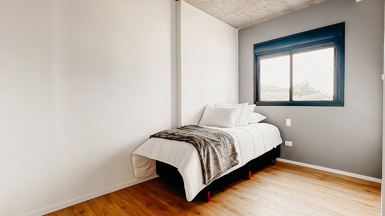 Ap para 3 pessoas novinho, próximo ao mercadão