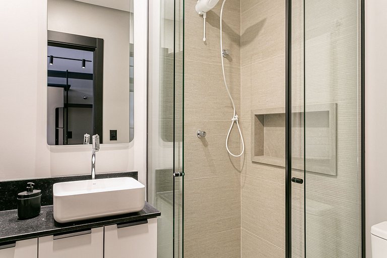 Ap com sofá-cama e piscina climatizada no terraço