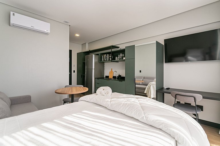 Ap com sofá-cama e piscina climatizada no terraço