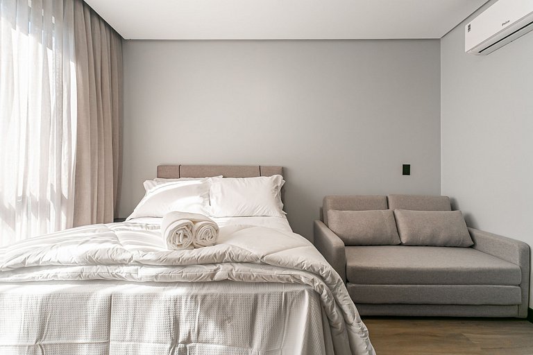 Ap com sofá-cama e piscina climatizada no terraço