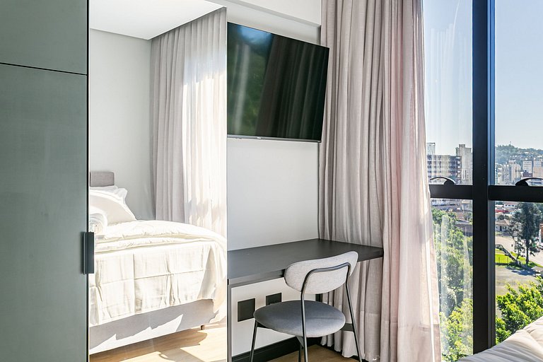 Ap com sofá-cama e piscina climatizada no terraço