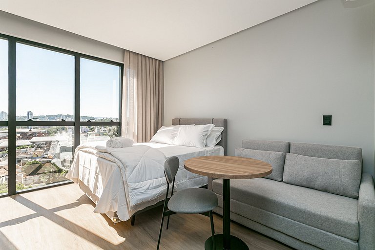 Ap com sofá-cama e piscina climatizada no terraço