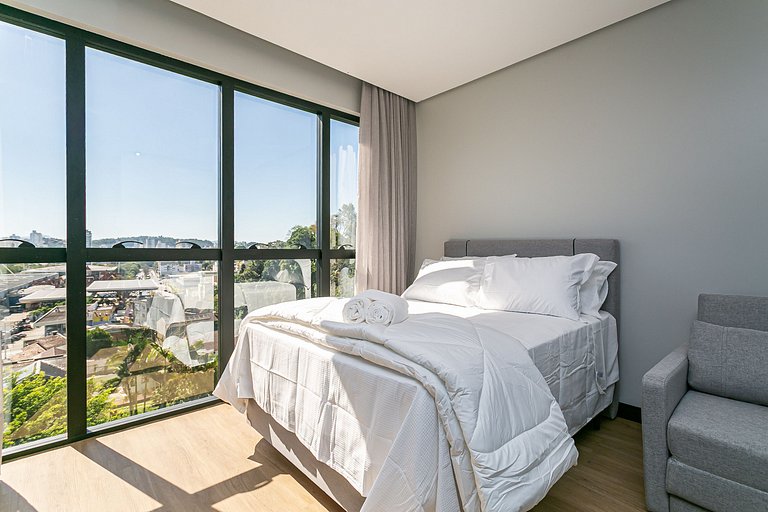 Ap com sofá-cama e piscina climatizada no terraço
