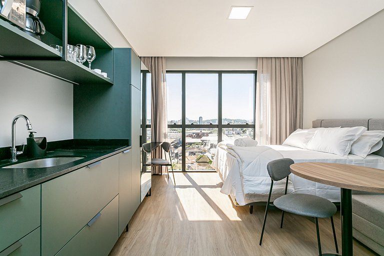 Ap com sofá-cama e piscina climatizada no terraço