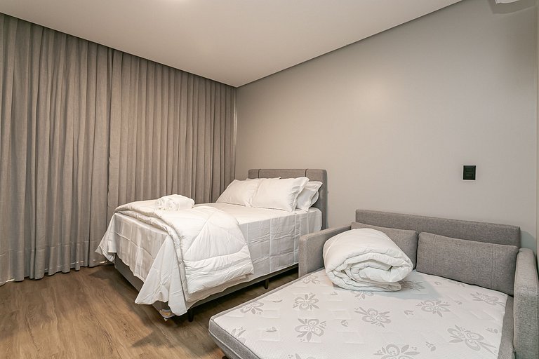 Ap com sofá-cama e piscina climatizada no terraço