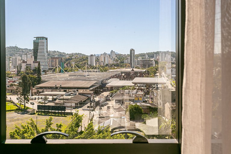 Ap com sofá-cama e piscina climatizada no terraço
