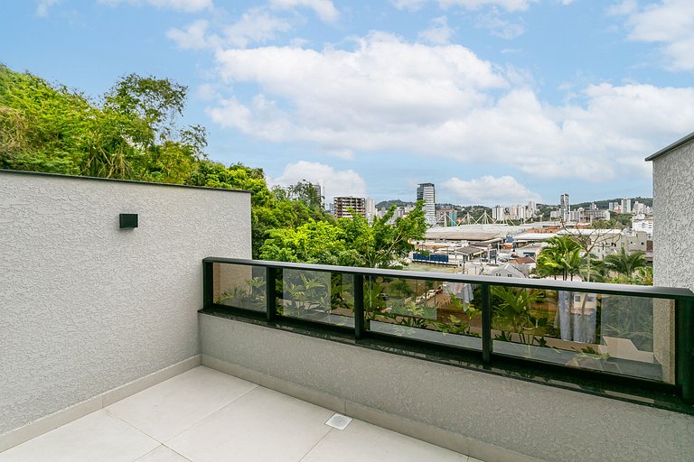 Ap com sacada e piscina climatizada no terraço