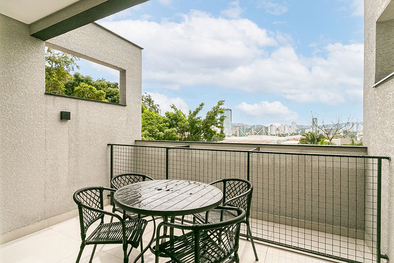Ap amplo com terraço, ao lado da Vila Germânica