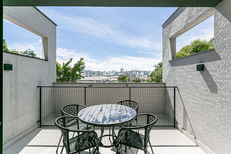Ap amplo com terraço, ao lado da Vila Germânica