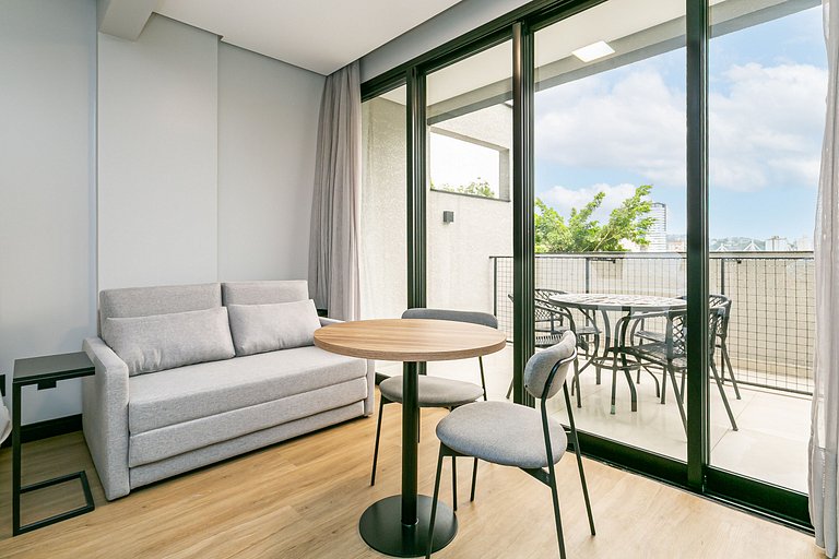Ap amplo com terraço, ao lado da Vila Germânica