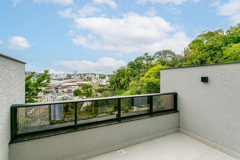 Ap amplo com terraço, ao lado da Vila Germânica