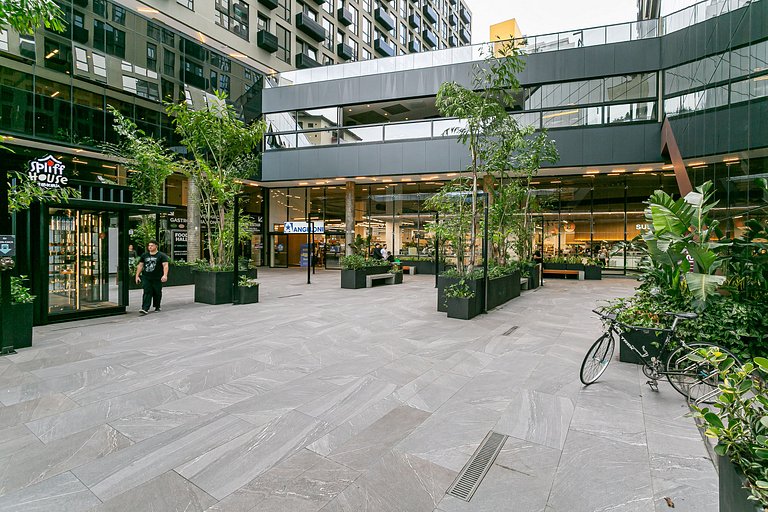 Viva trindade em frente à UFSC, prédio completo com food-hal