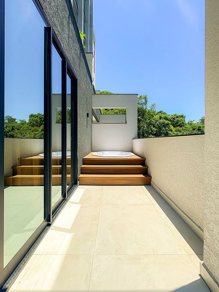 Ap amplo com terraço, ao lado da Vila Germânica