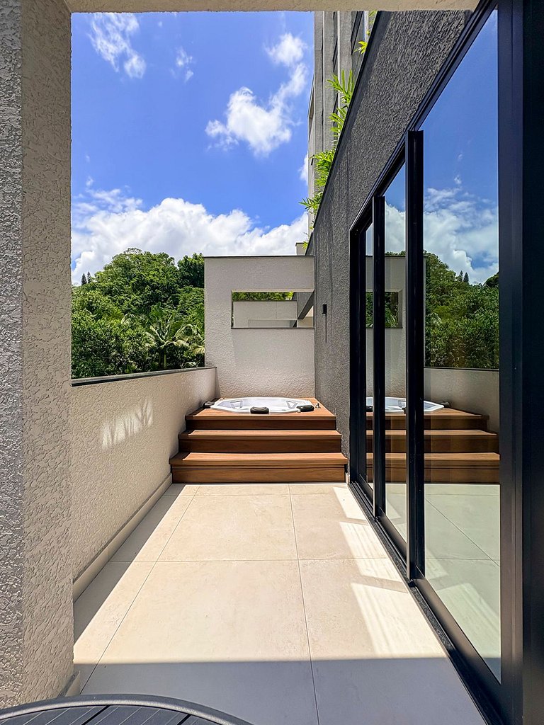 Ap amplo com terraço, ao lado da Vila Germânica