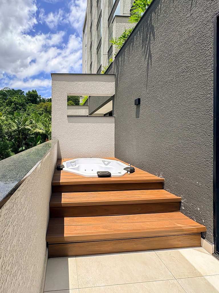 Ap amplo com terraço, ao lado da Vila Germânica