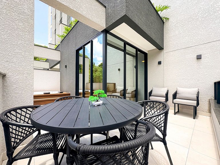 Ap amplo com terraço, ao lado da Vila Germânica