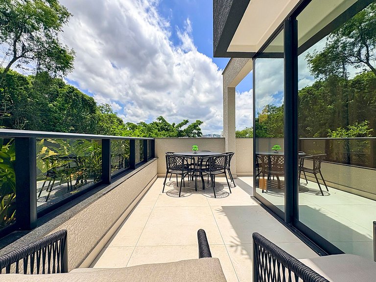 Ap amplo com terraço, ao lado da Vila Germânica